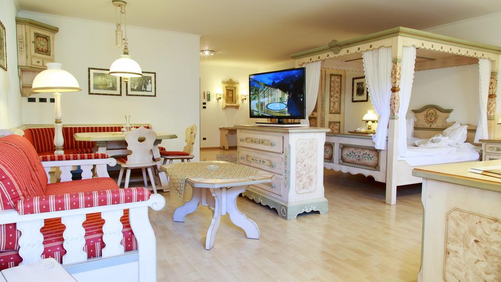 Hotel Cavallino Bianco - Weisses Roessl San Candido Extérieur photo